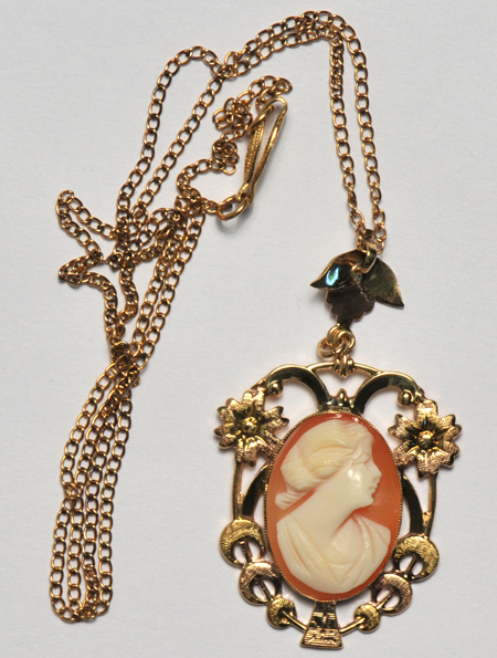 10K Yellow Gold Vintage Cameo Necklace