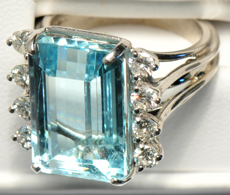 18K White Gold Diamond and Aquamarine Ring