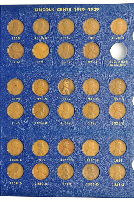 Collection of Lincoln cents 1909 through 1940, complete minus 1922 Plain, in a Whitman 9405 album.